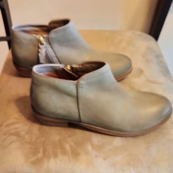 Softwalk Grey Leather Ankle  Bootie - Picture 1 of 3